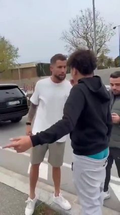 «¡La última vez que me insultas!», Iñigo Martínez se baja del coche y se defiende de los ataques de un hincha