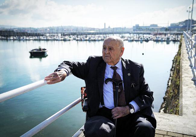 Luis Arbulu Arana, posa en el muelle de Santurtzi donde embarcó en mayo de 1937. Pasó un año en Southampton y Bristol.
