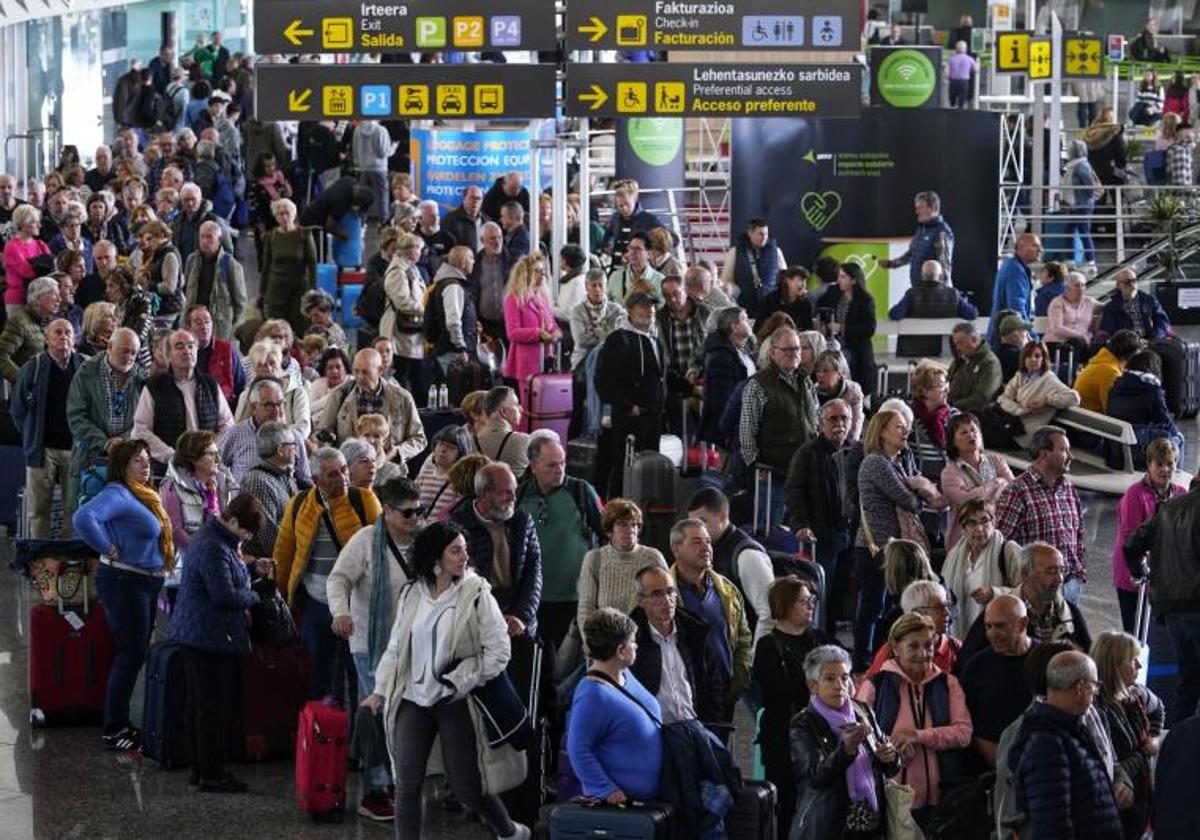 Miles de personas abarrotaron ayer las instalaciones aeroportuarias de Loiu desde primeras horas de la mañana.