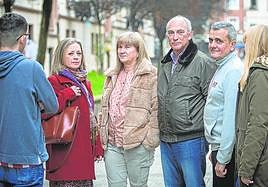 Las familias de dos chicos con autismo que aprobaron la OPE de celador y que han quedado excluidos durante el proceso de selección.