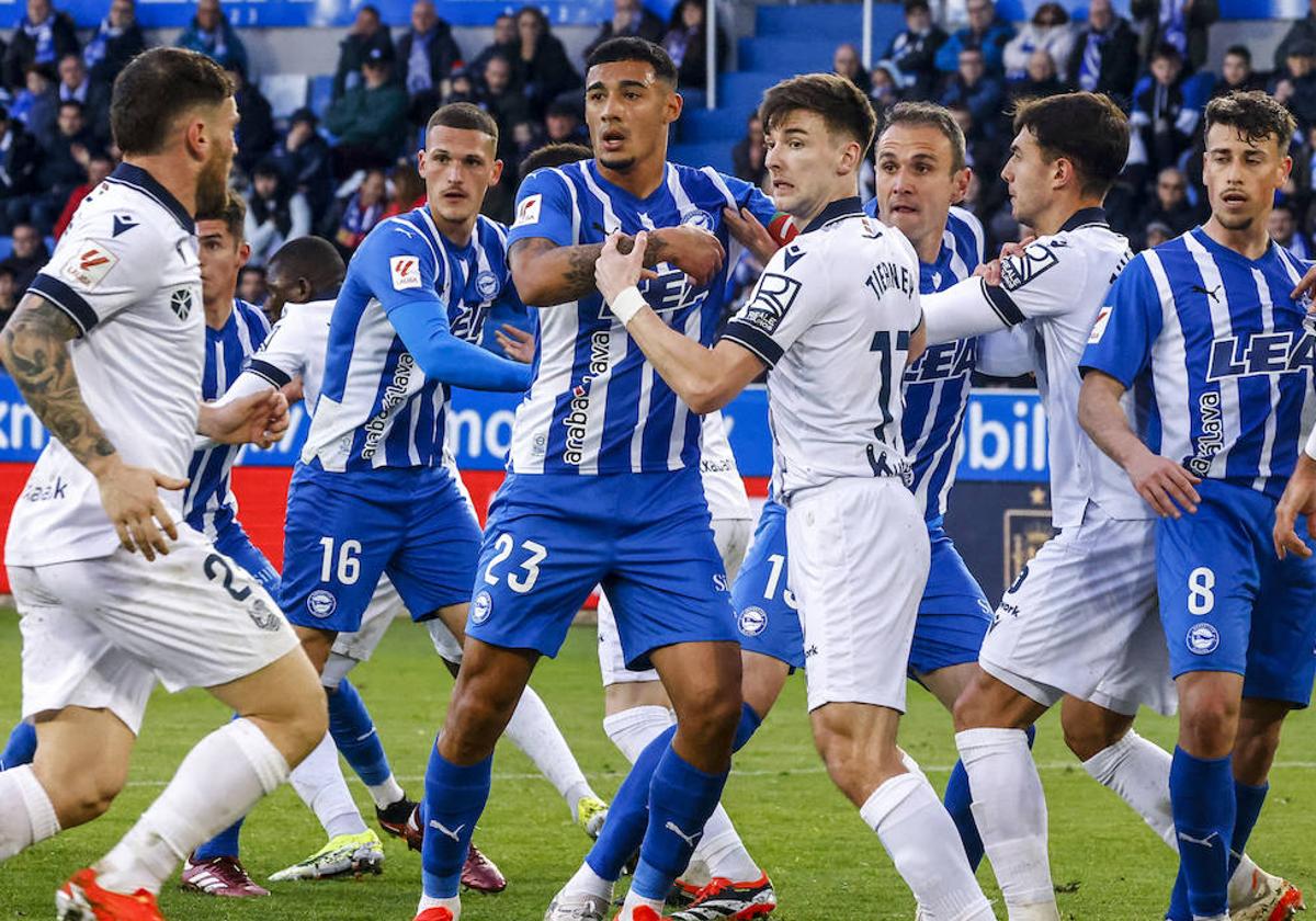 Benavídez, que volvió a salir desde el banquillo, intenta ganar el espacio en un córner durante el duelo contra la Real Sociedad.