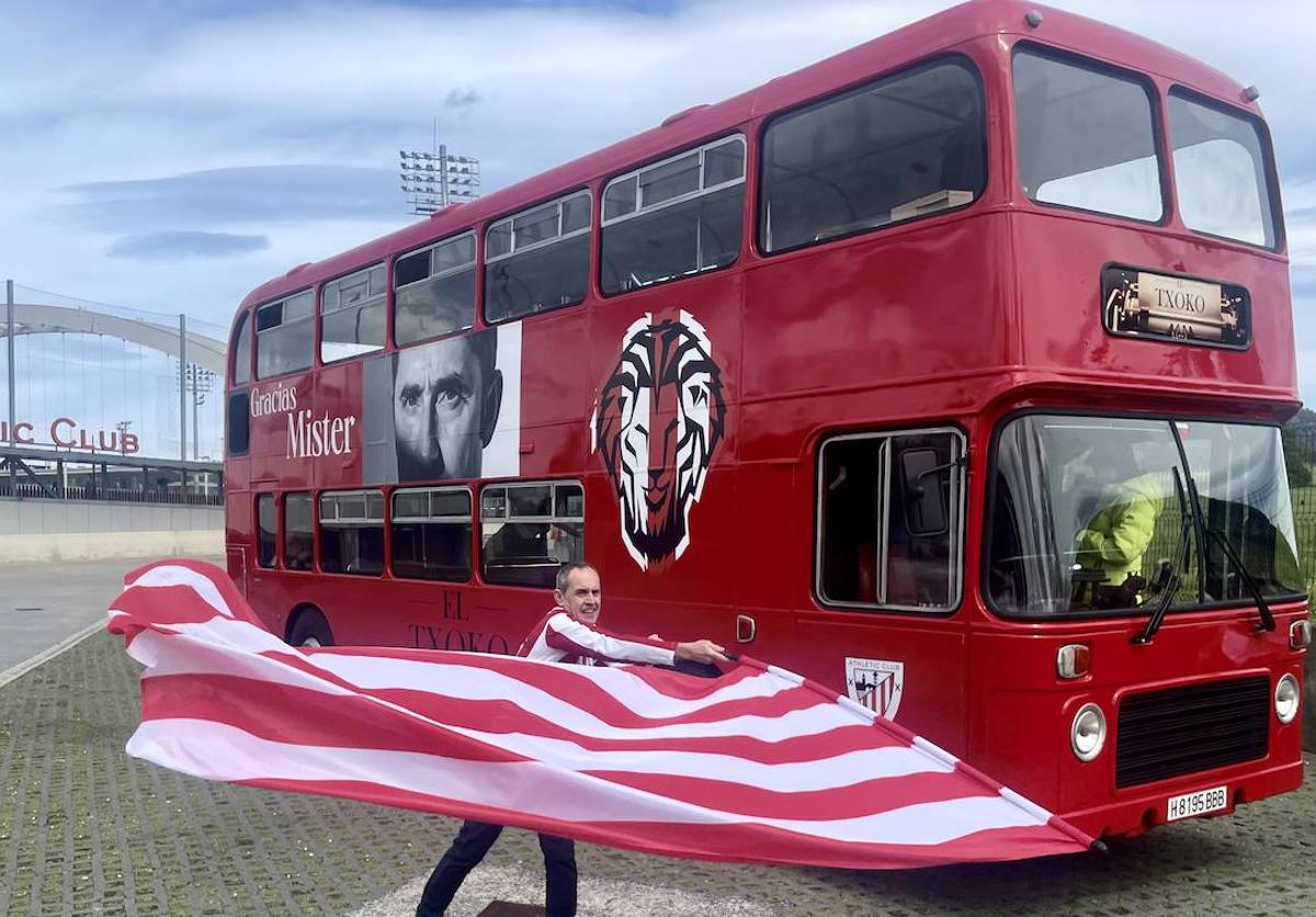 Sale desde Lezama el autobús inglés de los 70 reconvertido en santuario del Athletic