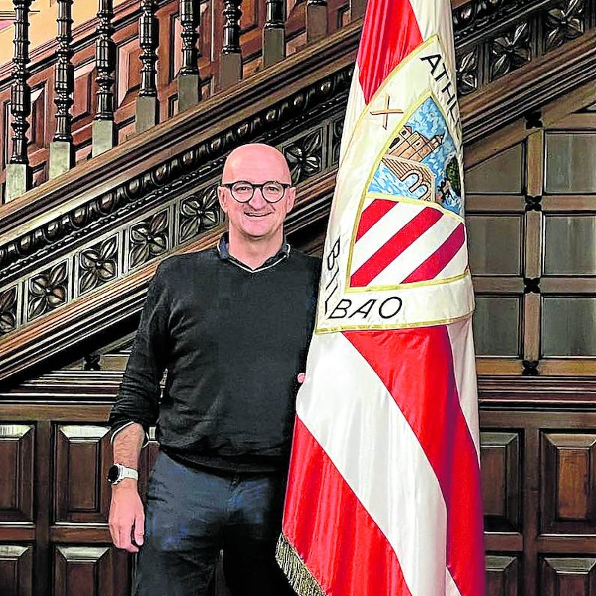 San Millán posa en el Palacio de Ibaigane..