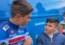 La surrealista entrevista de un niño a Mikel Landa en la Itzulia