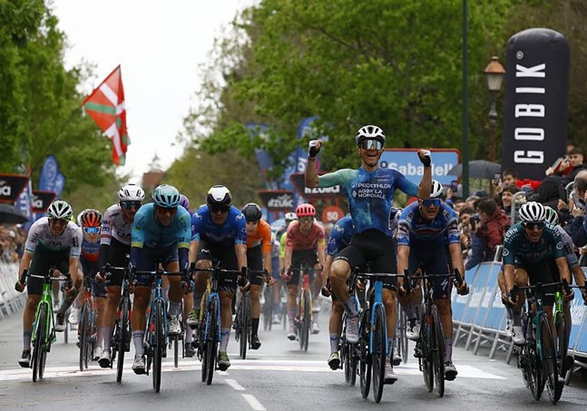 Paul Lapeira gana la segunda etapa de la Itzulia al sprint