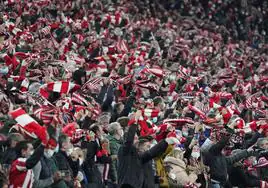 Ambiente en San Mames durante el derbi del Athletic ante la Real Sociedad.