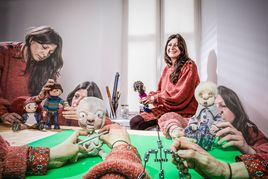 Sonia Estévez, en su estudio rodeada de muñecos que anima en sus cortometrajes.