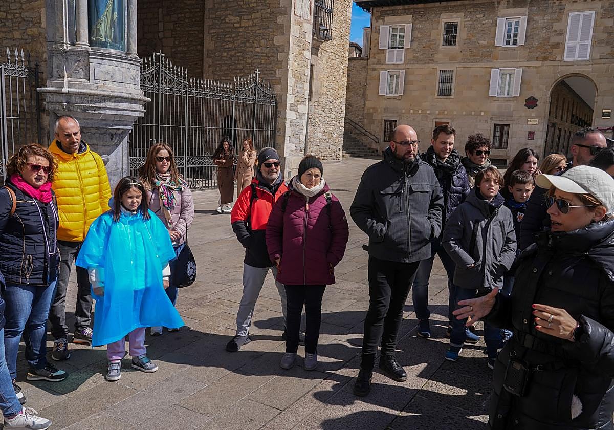 Las visitas guiadas por Vitoria mantiene su tirón en Semana Santa.