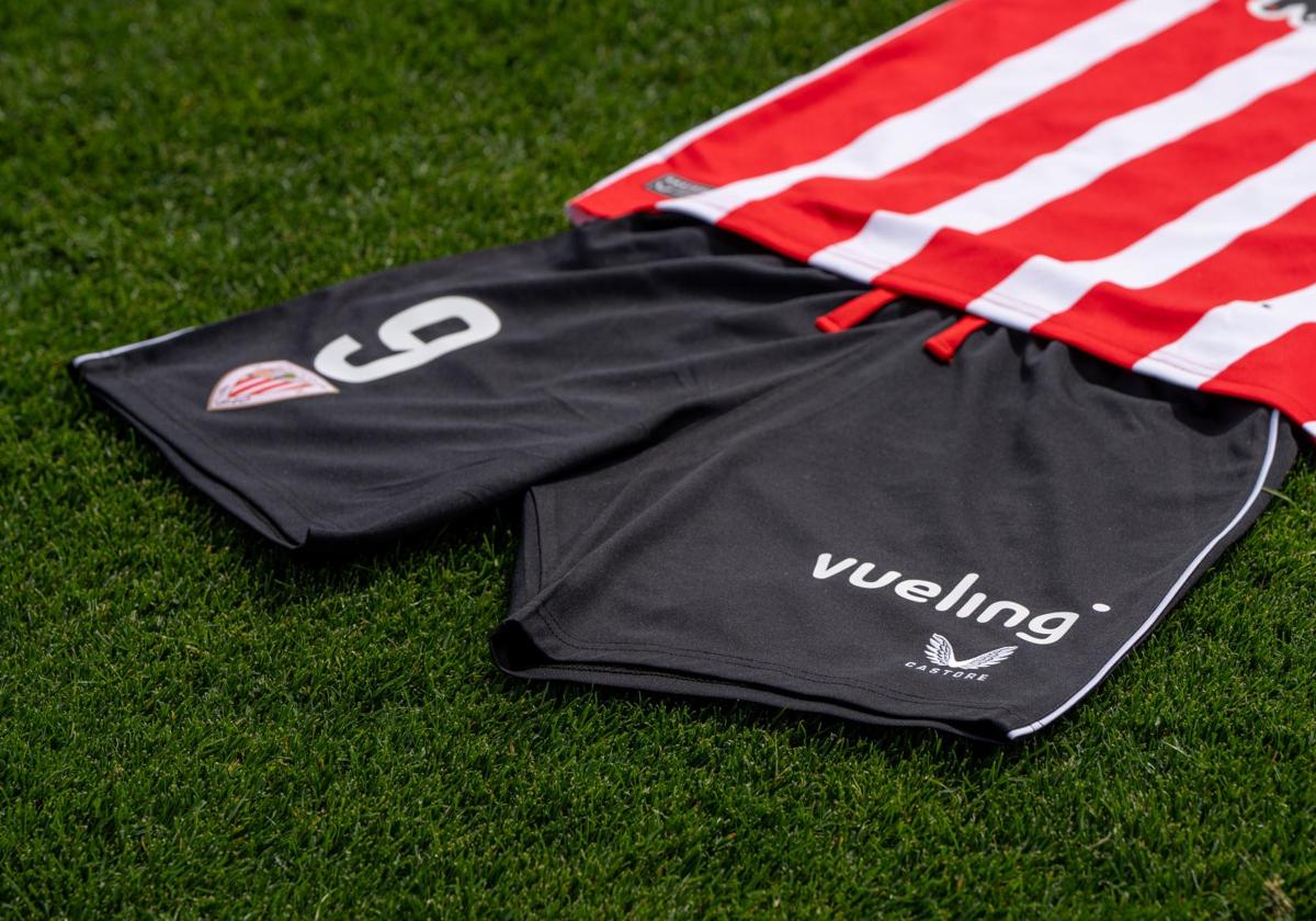 El Athletic 'mancha' el pantalón por primera vez y lucirá la publicidad de Vueling en la final de Copa