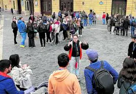 Turistas atienden las explicaciones de un guía en la plaza del teatro Arriaga.