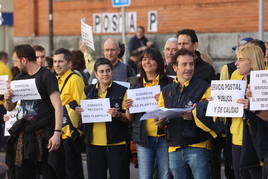 Protesta celebrada este miércoles frente a la oficina central de Bilbao.