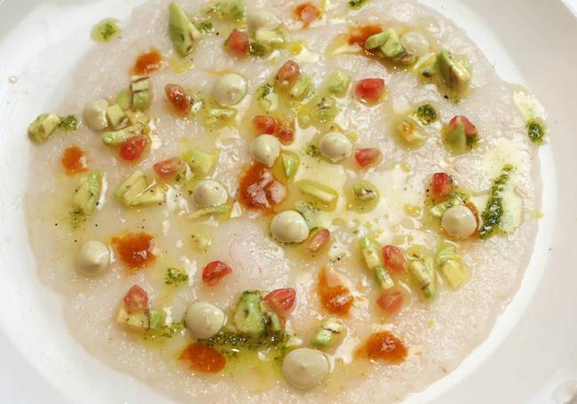 Carpaccio de gamba blanca con agaucate granada jugo de cabeza de gamba y mahonesa de aguacate.