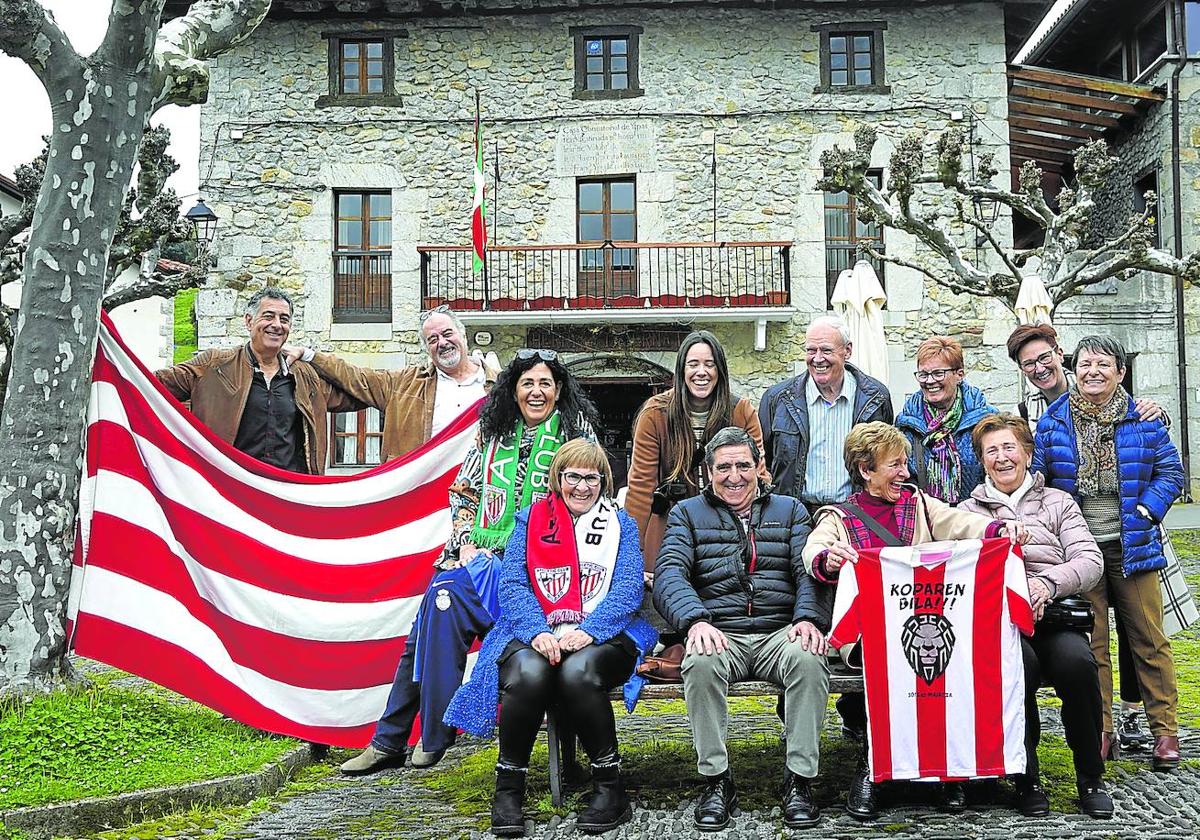 Los primos del técnico y dos de sus hijas, en Ispaster. Arriba, de izquierda a derecha, Mikel, Jon e Idoia Onaindia, Mireia Madarieta Agirre, José Mari Agirre, Loli Agirre, Olatz Madarieta Agirre y Rosa Mari Erkiaga Agirre. Sentados en el mismo orden, Begoña Arteach Onaindia, José Javier Erkiaga Agirre, María Isabel Onaindia y María José Agirre.