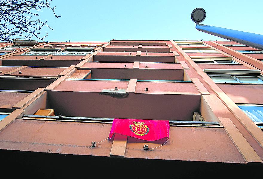 Aficionados. Las banderas que se observan en los balcones de Palma son contadas.