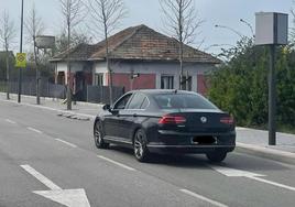 Un vehículo circulando por la avenida de Les Bellotines, junto al cajetín donde estuvo el radar.