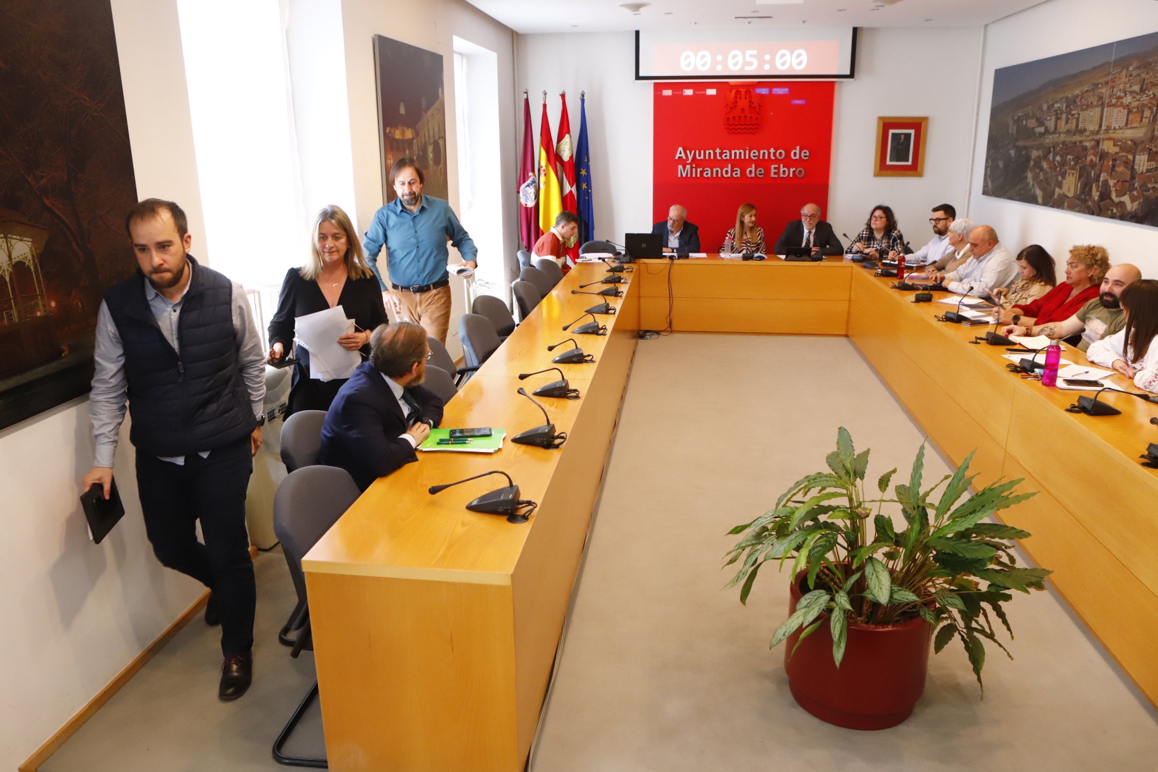 Momento en el que los populares dejan el salón de plenos.