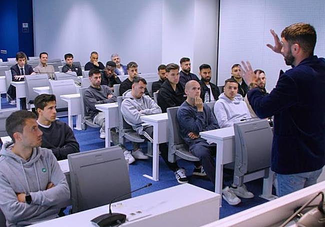 El exfutbolista Zuhaitz Gurrutxaga da una charla a los jugadores del Alavés.