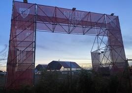 La Athletic Hiria ultima su puesta a punto: así avanza el montaje de la 'fan zone' rojiblanca en Sevilla