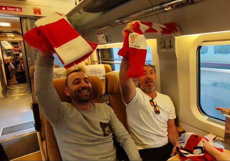 Aficionados del Athletic en el AVE rumbo a Sevilla.