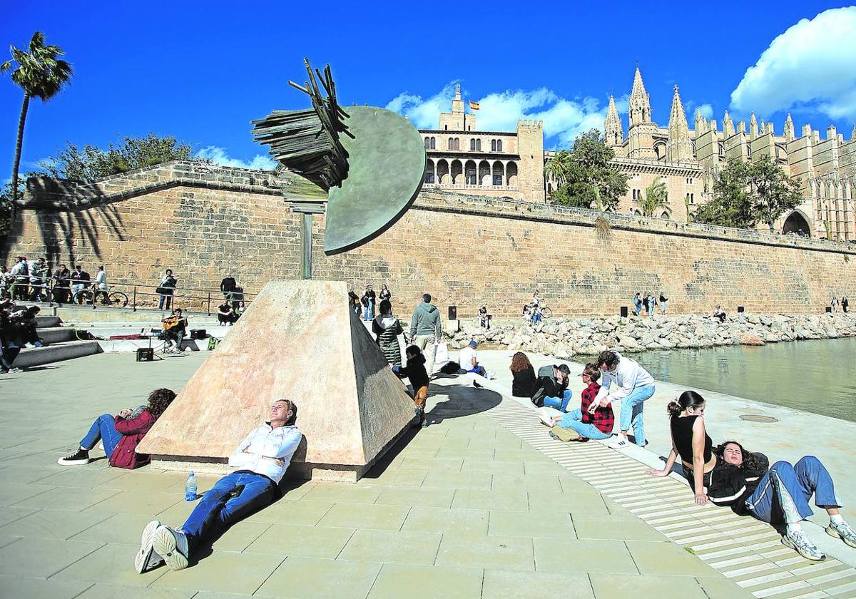 Turistas y locales descansaban al sol junto a la catedral de Mallorca el pasado lunes.