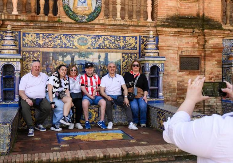 Desembarco athleticzale para fotografiarse en el rincón vizcaíno de la Plaza de España