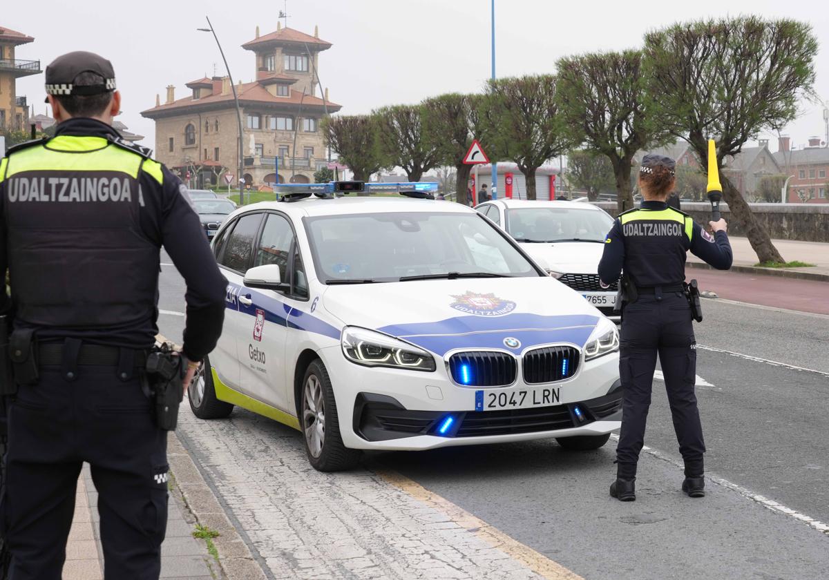 Una patrulla realiza un control en los accesos a la playa de Ereaga.