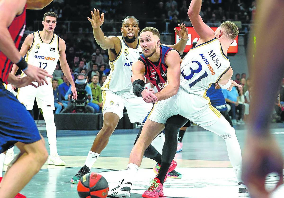 Sedekerskis logra da un pase ante la defensa de los madridistas Yabusele y Musa.