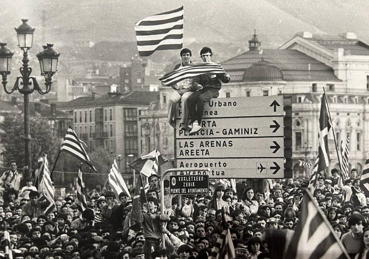 Imagen principal - Sandra recuerda con cariño la imagen de dos aficionados subidos a una señal de tráfico durante el recibimiento al Athletic. Abajo, Aurtenetxe y su esposa, Dani y Clemente durante la celebración. fotos cedidas del album de la familia aurtenetxe.