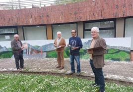 Los vecinos de la villa Víctor del Amo, José Luis Martínez de Antoñana, Rai Bikandi y Javier Lozano posan con los pinceles y el mural de fondo dibujado