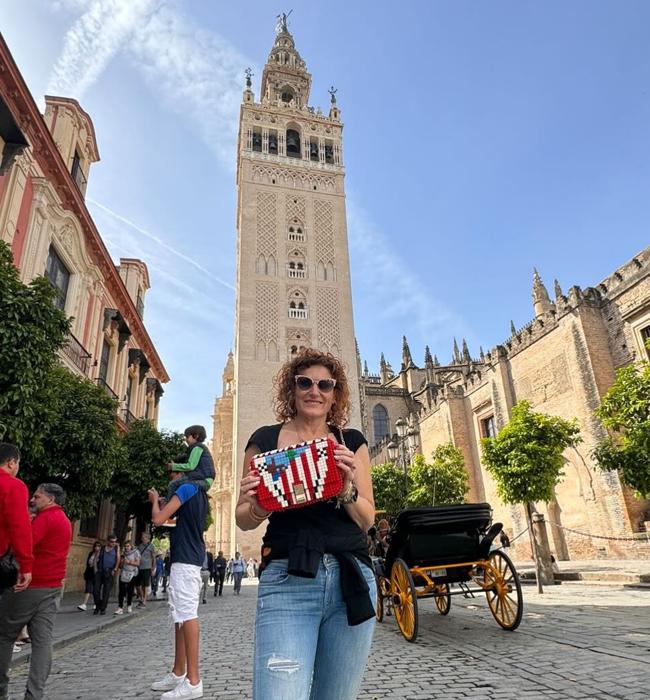 Ainhoa Martín posa en Sevilla con su bolso rojiblanco.