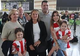 Yolanda Agüera, en el centro, junto a la mujer y las hijas de Ander Herrera.