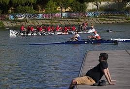 Imagen de la trainera en pleno Guadalquivir.