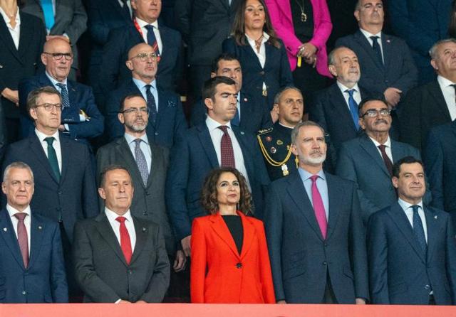 Feijóo, Urkullu, María Jesús Montero y el Rey Felipe, en el palco del estadio de La Cartuja.