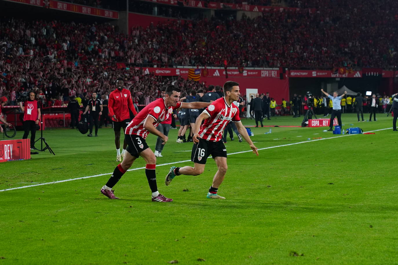 El Athletic y la afición celebrán la Copa en Sevilla