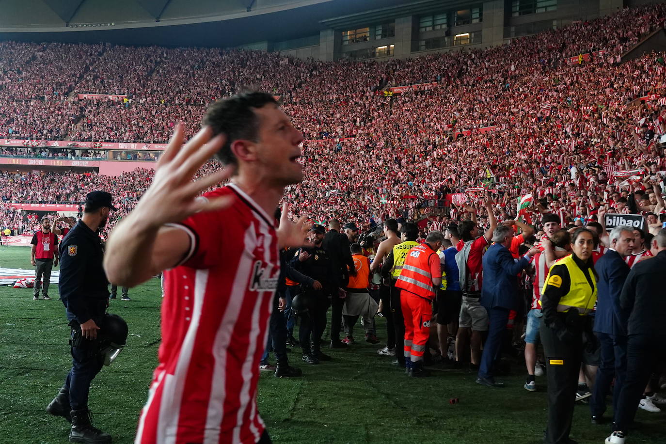 El Athletic y la afición celebrán la Copa en Sevilla