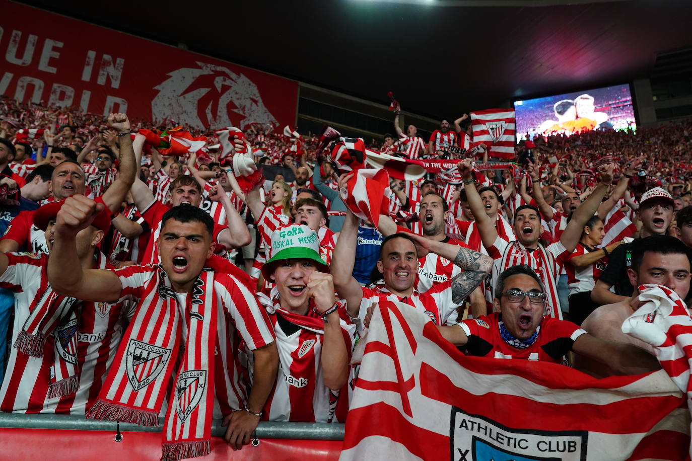 El Athletic y la afición celebrán la Copa en Sevilla