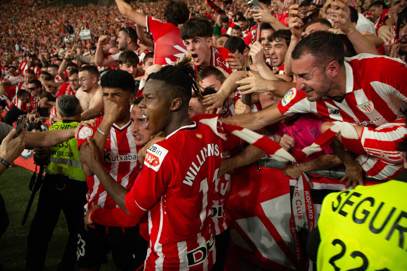 El Athletic y la afición celebrán la Copa en Sevilla