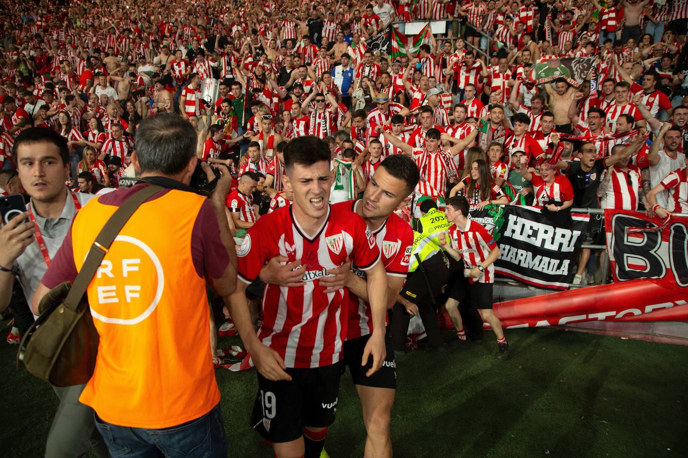El Athletic y la afición celebrán la Copa en Sevilla