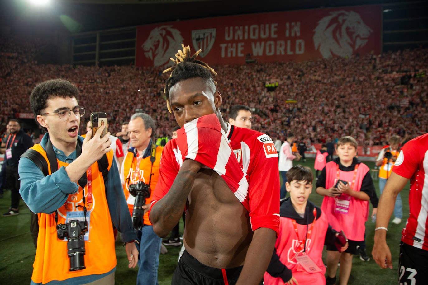 El Athletic y la afición celebrán la Copa en Sevilla