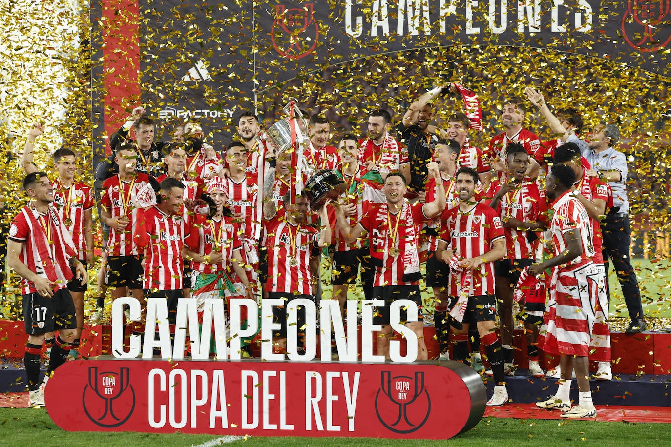 El Athletic y la afición celebrán la Copa en Sevilla