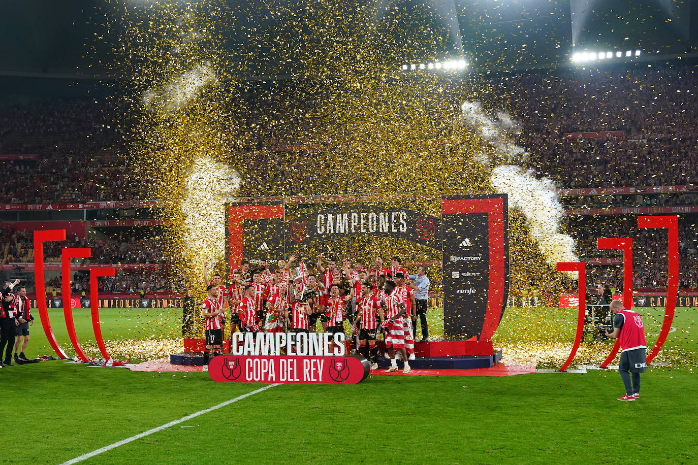 El Athletic y la afición celebrán la Copa en Sevilla