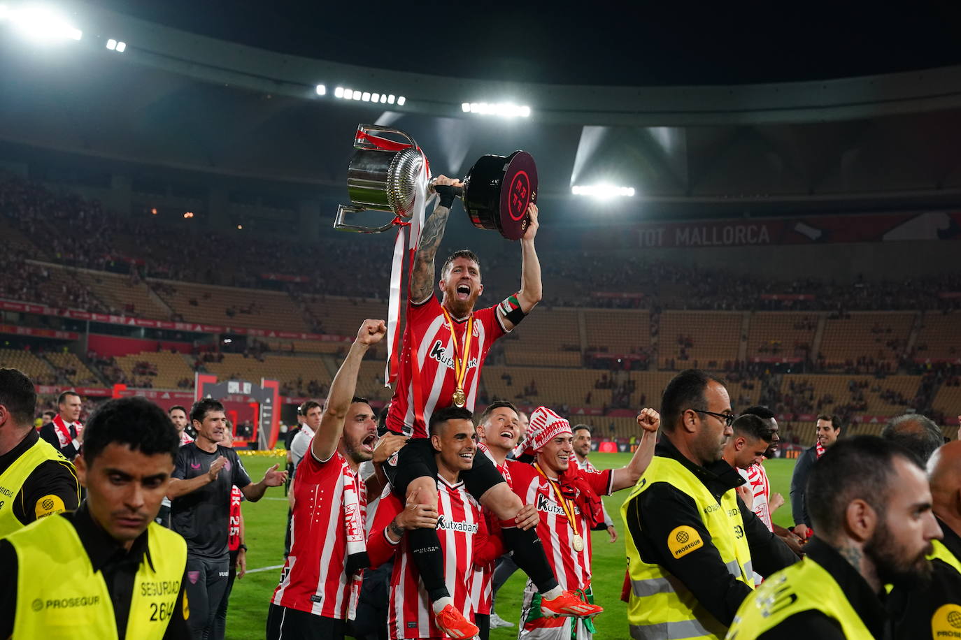 El Athletic y la afición celebrán la Copa en Sevilla