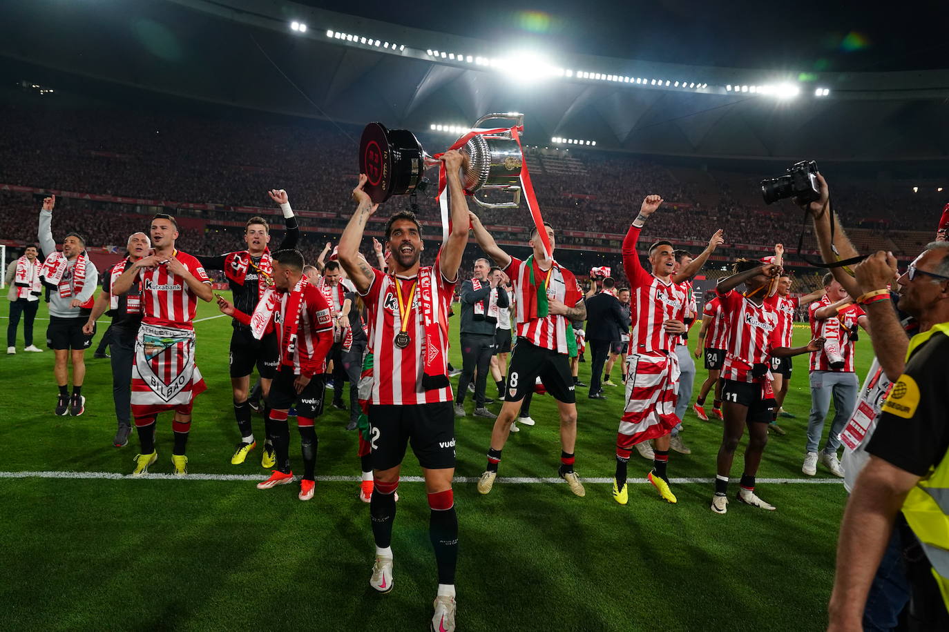 El Athletic y la afición celebrán la Copa en Sevilla