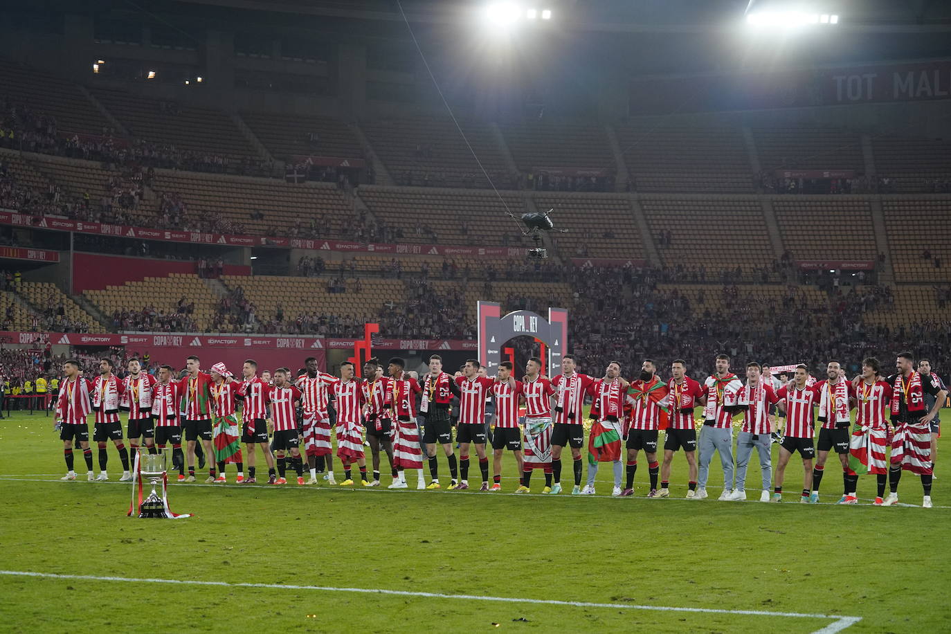 El Athletic y la afición celebrán la Copa en Sevilla