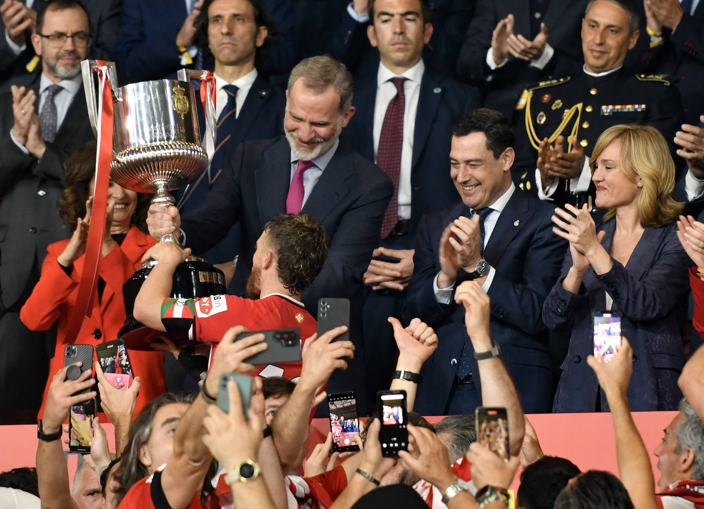 El Athletic y la afición celebrán la Copa en Sevilla