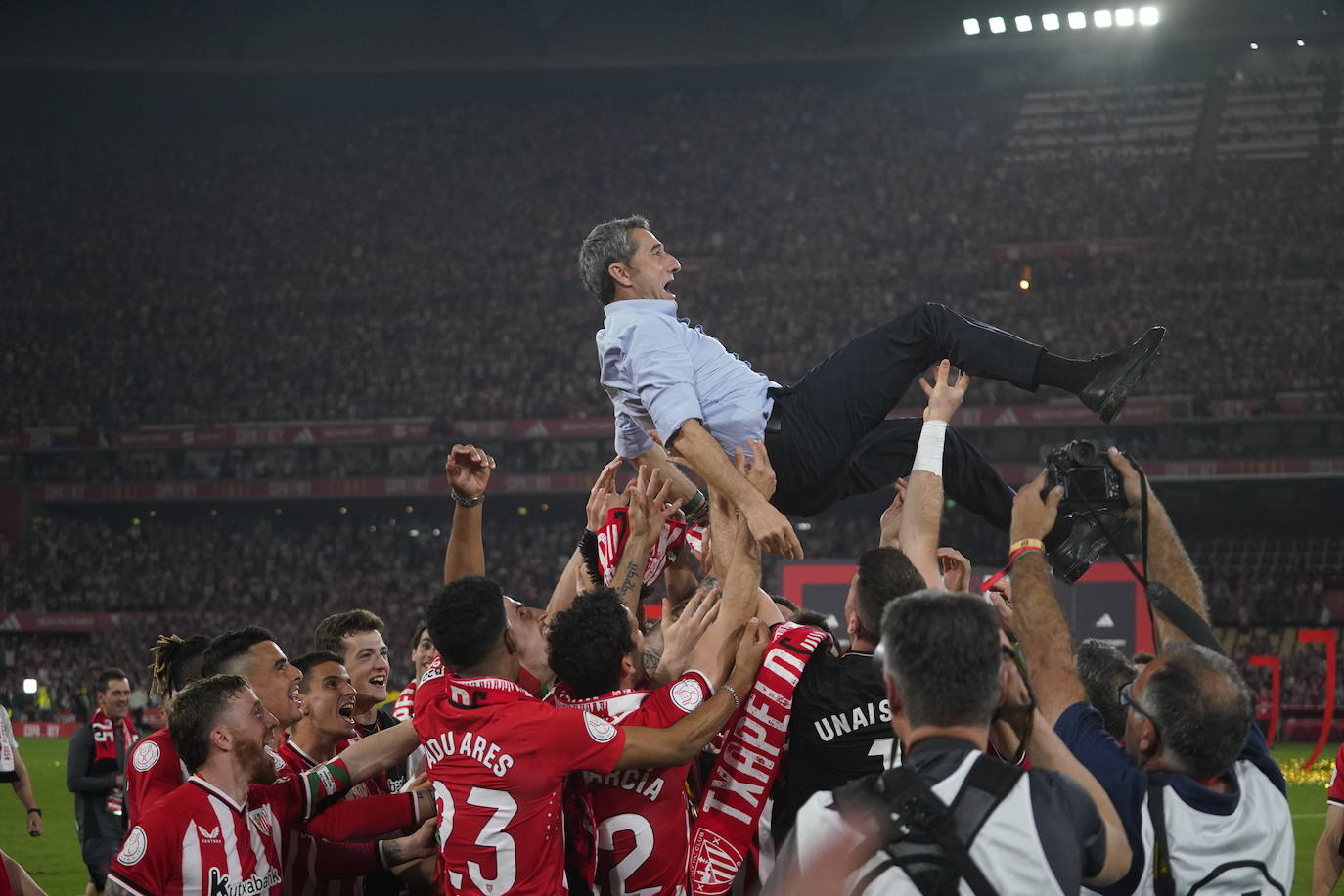 El Athletic y la afición celebrán la Copa en Sevilla