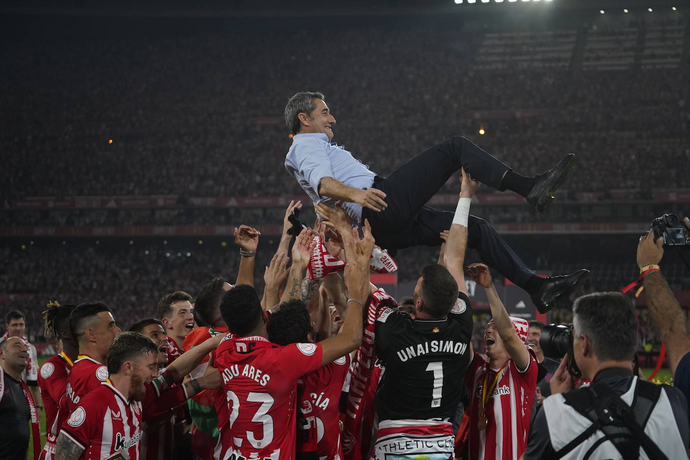 El Athletic y la afición celebrán la Copa en Sevilla