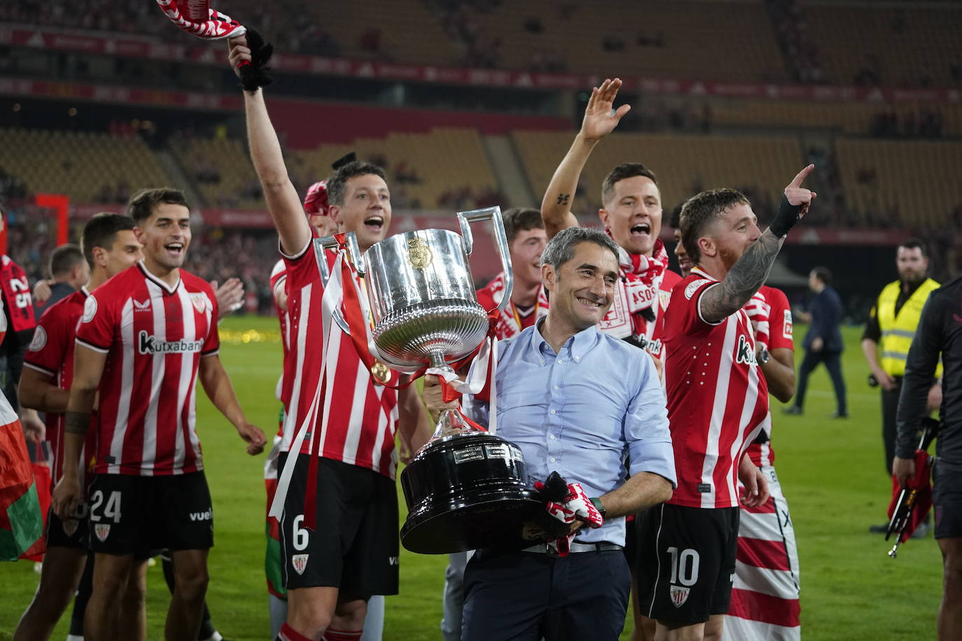 El Athletic y la afición celebrán la Copa en Sevilla