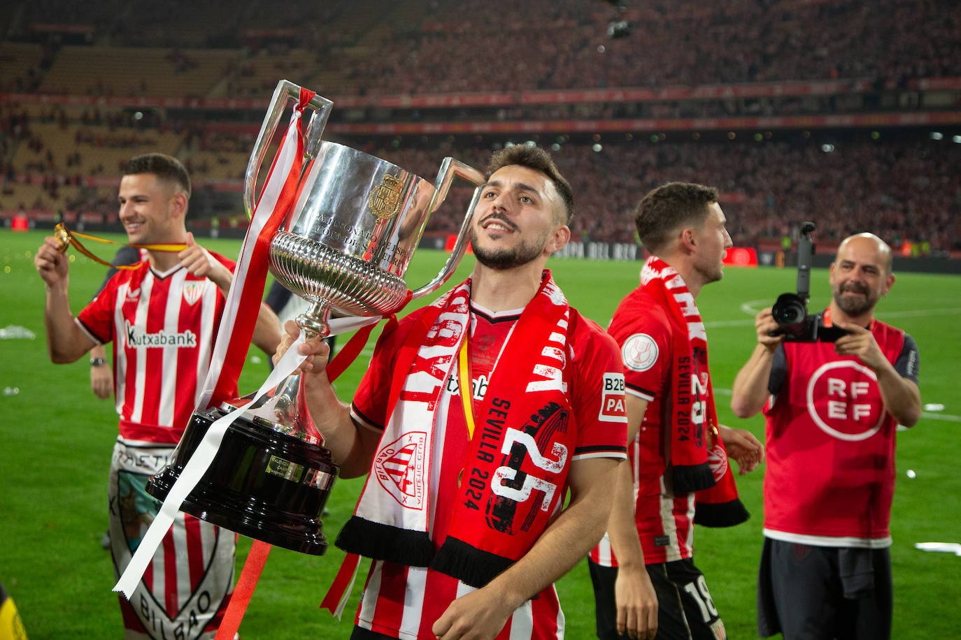 El Athletic y la afición celebrán la Copa en Sevilla