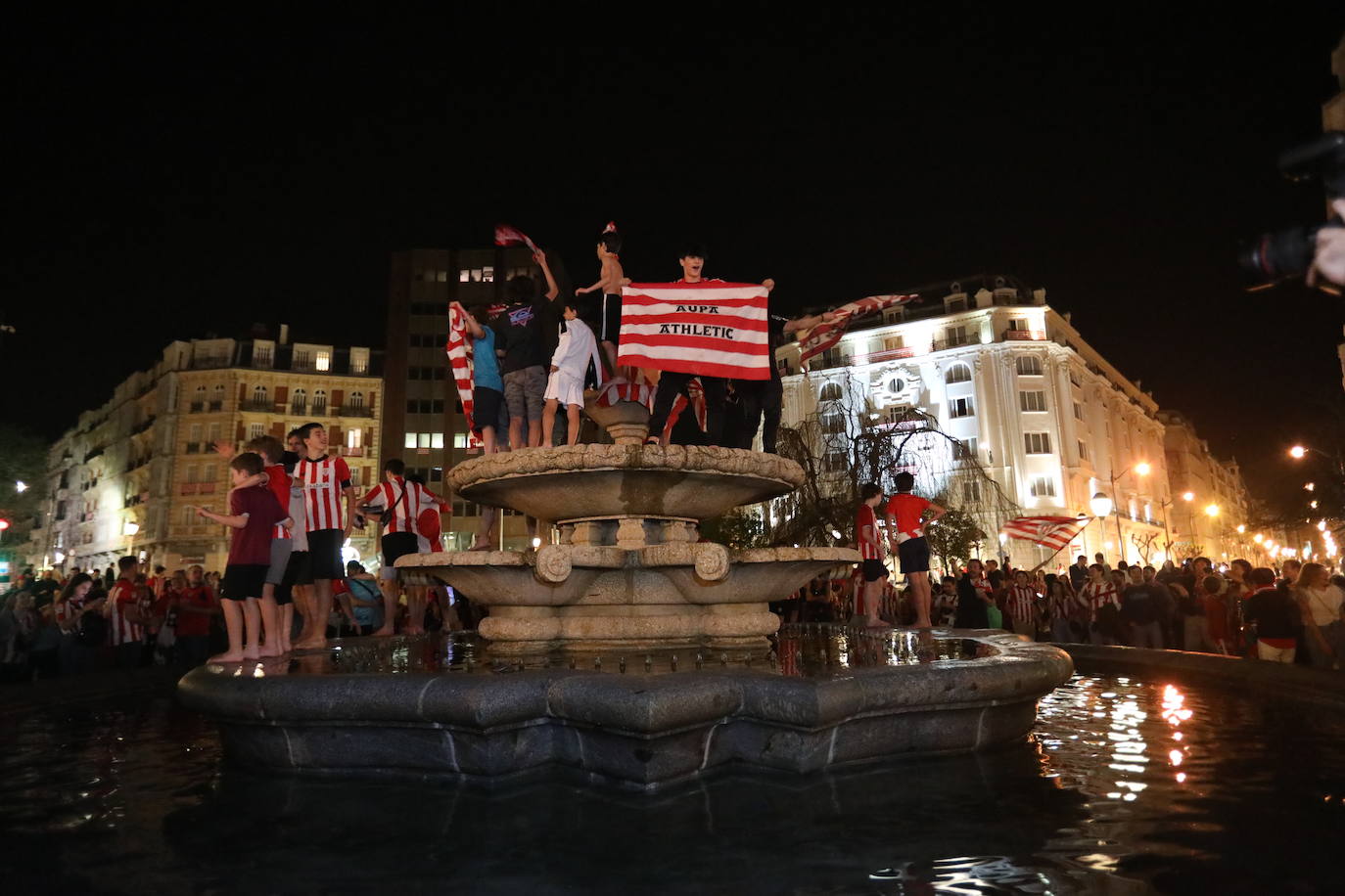 Bilbao y Bizkaia estallan de alegría con la Copa del Athletic
